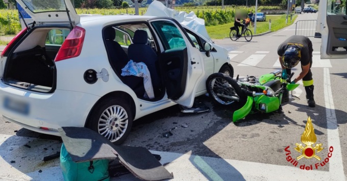 Violento scontro tra un’auto e una moto, motociclista 52enne perde la vita