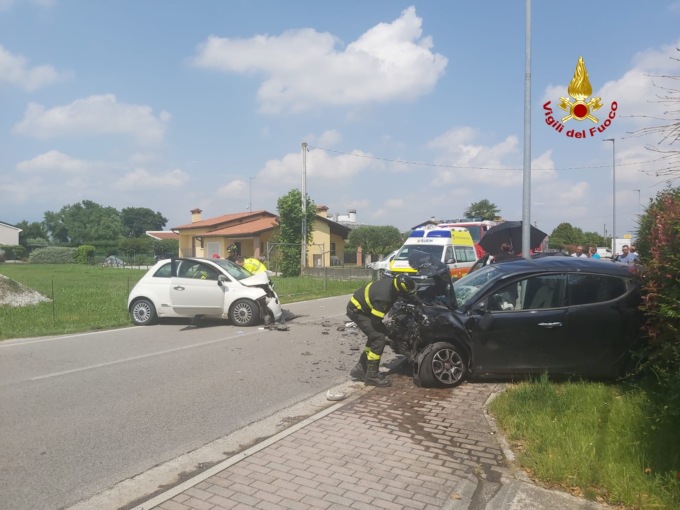 Scontro tra due auto e un camion a Tezze sul Brenta, ferite una 31enne e una 23enne