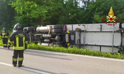 Autoarticolato frigorifero esce di strada e si ribalta su un lato