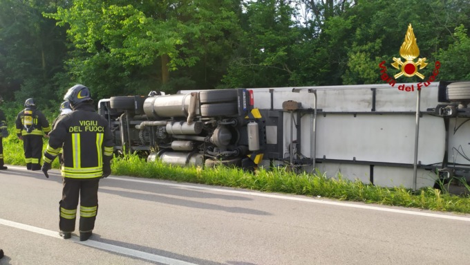 Autoarticolato frigorifero esce di strada e si ribalta su un lato
