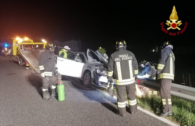 Golf si schianta contro il guardrail e resta incastrata sotto, ferito il conducente