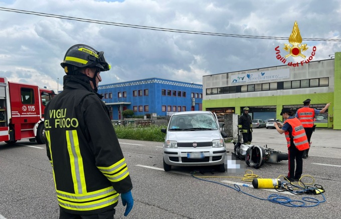 Violento scontro sulla SS 53, motociclista rimane intrappolato sotto una Fiat Panda e muore