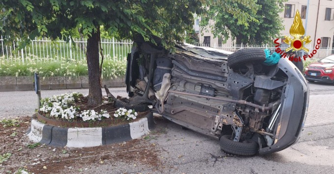 Incidente in Via Vicenza, un’auto rovesciata e due feriti