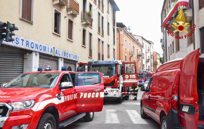 Paura nel centro di Vicenza, incendio in un appartamento in Contra’ San Silvestro