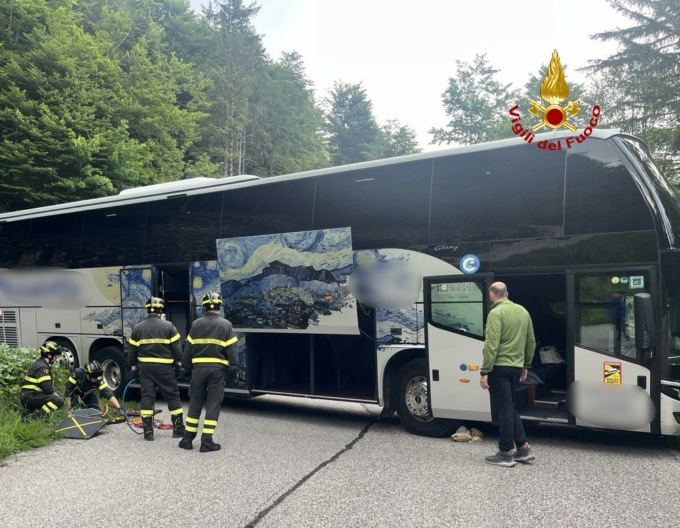 Paura a Cima Larici, pullman turistico con 57 passeggeri si blocca su un tornante