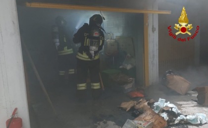 Fumo in piazza del Municipio a Torri di Arcugnano, scoppia un incendio nei box interrati