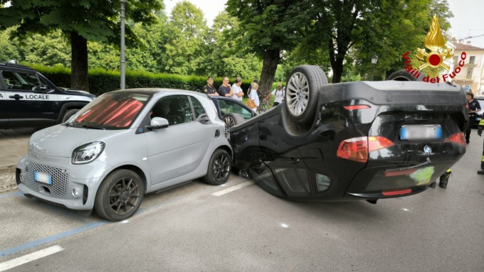 Perde il controllo dell’auto, si ribalta e finisce contro due veicoli in sosta