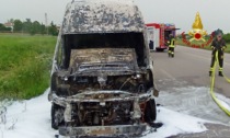 Furgone in fiamme lungo la SP 111, il conducente si salva appena in tempo