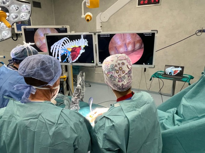 Una massa enorme le schiaccia l’addome, neonata salvata a Vicenza con chirurgia mininvasiva all’avanguardia