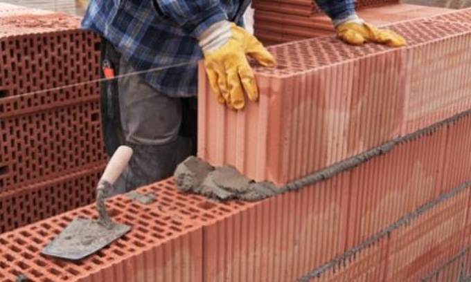 Lavorava nelle case come muratore, ma ripuliva quelle dei vicini quando loro non c’erano