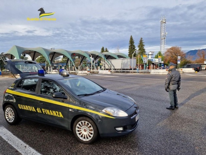 Blitz della Finanza ai concerti estivi nel Vicentino, denunciati quattro ragazzi per possesso di droga