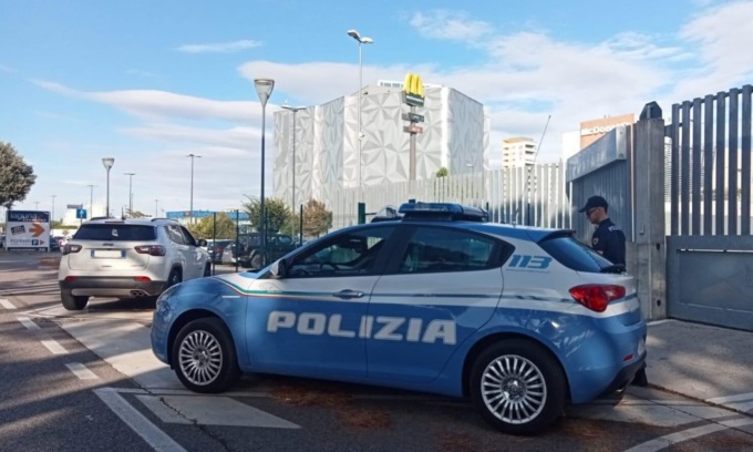 Scoperto a spacciare eroina e cocaina in un parco: arrestato un pusher