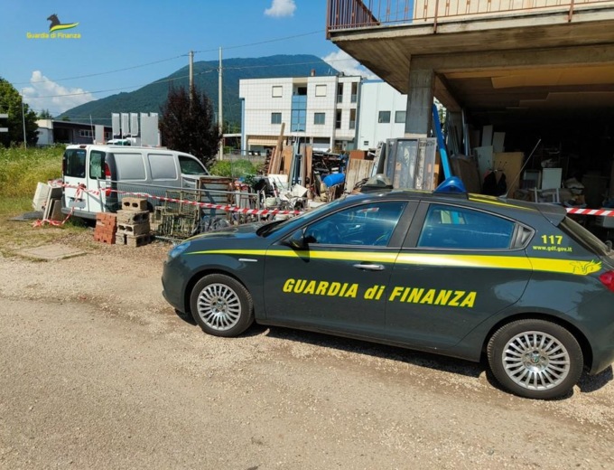 Gestiva due discariche abusive con rifiuti di ogni genere, sequestrato terreno di 2.500 metri quadri