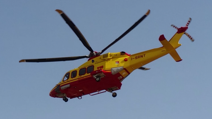 L’albero devia la caduta e lo colpisce violentemente: 63enne di Asiago trasferito d’urgenza in ospedale