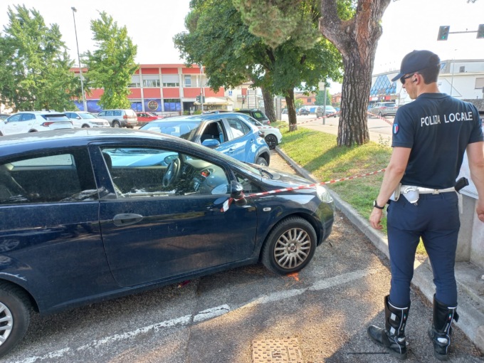 84enne ha un malore alla guida e si schianta contro un’auto parcheggiata