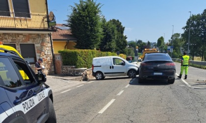 Scontro tra Mercedes e furgone davanti la Birreria La Lanterna, ferita una 58enne