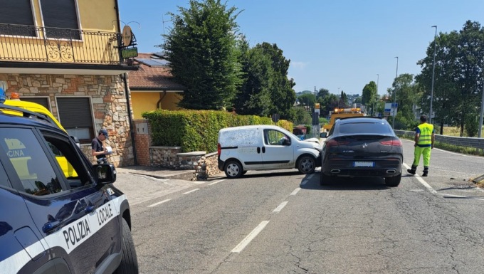Scontro tra Mercedes e furgone davanti la Birreria La Lanterna, ferita una 58enne