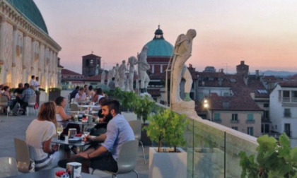 E' ubriaco e disturba i clienti della "Terrazza della Basilica", poi aggredisce i poliziotti intervenuti per fermarlo