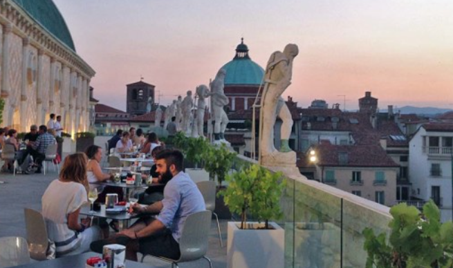 E’ ubriaco e disturba i clienti della “Terrazza della Basilica”, poi aggredisce i poliziotti intervenuti per fermarlo