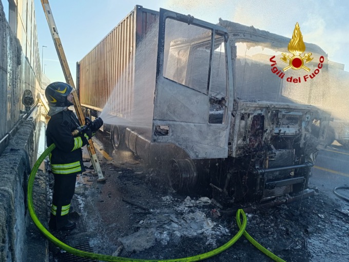 Autoarticolato a fuoco sull’A4 vicino al casello di Montecchio, traffico in tilt