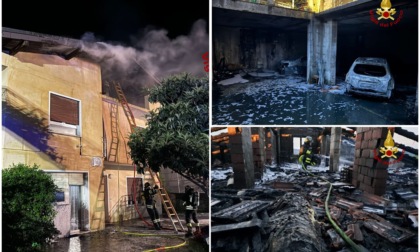 Incendio in una rimessa nella notte, in fiamme anche il tetto dell'abitazione e due auto
