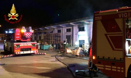 Incendio al mercato ortofrutticolo di Bassano, diverse case nella zona senza luce