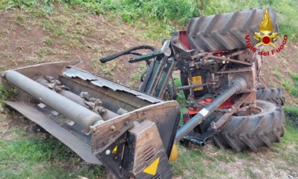 Il trattore si rovescia mentre falcia i campi, scampato pericolo per un agricoltore di Montegalda