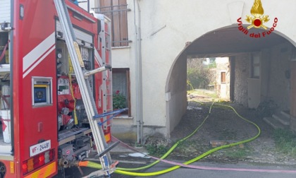 Sottoportico a fuoco a Marano Vicentino, le fiamme danneggiano l'abitazione vicina