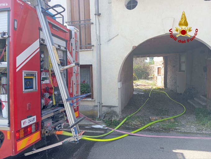 Sottoportico a fuoco a Marano Vicentino, le fiamme danneggiano l’abitazione vicina