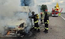 Furgone in fiamme lungo l'autostrada A31: il conducente si salva appena in tempo