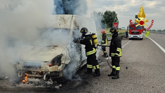 Furgone in fiamme lungo l’autostrada A31: il conducente si salva appena in tempo