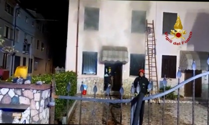 Incendio in cucina, mentre i padroni di casa non ci sono: i vigili del fuoco riescono a contenere i danni