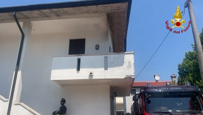 Donna in stato confusionale cammina sul parapetto del balcone a cinque metri d’altezza