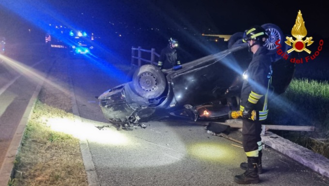 Escono fuori strada e si ribaltano con l’auto, feriti due giovani