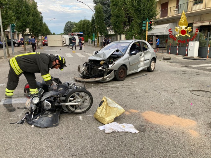 Scontro tra un’auto e una moto a Bassano, coinvolto anche un furgone che si è ribaltato