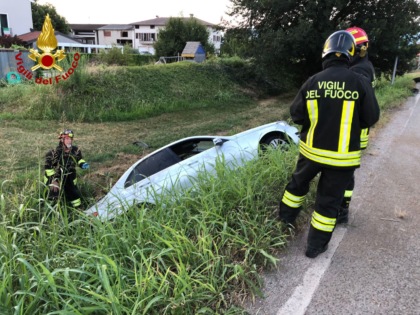 Auto si scontrano sulla SP349, una finisce in un fosso a bordo strada: ferita una donna