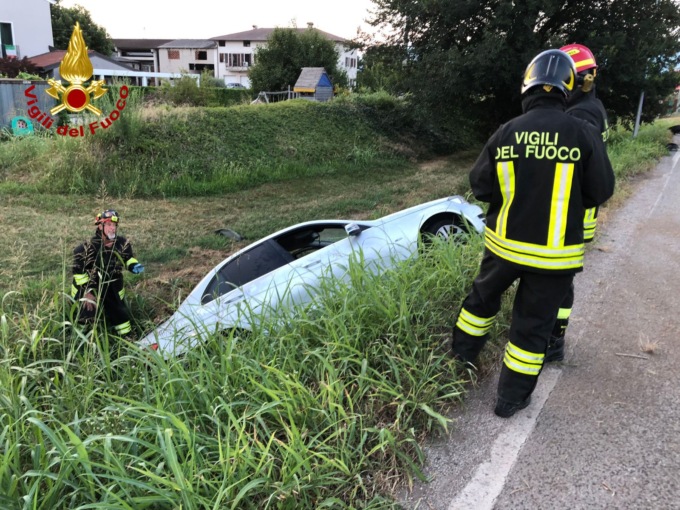 Auto si scontrano sulla SP349, una finisce in un fosso a bordo strada: ferita una donna