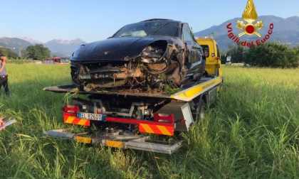 Porsche si schianta in un campo dopo una curva sulla SP 46, auto distrutta e conducente ferito