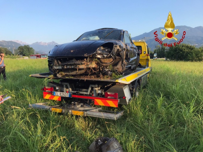 Porsche si schianta in un campo dopo una curva sulla SP 46, auto distrutta e conducente ferito