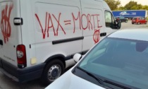 Assalto no vax alla sede di TvA e Telechiara: scritte su muri e auto contro vaccini, guerra e scie chimiche