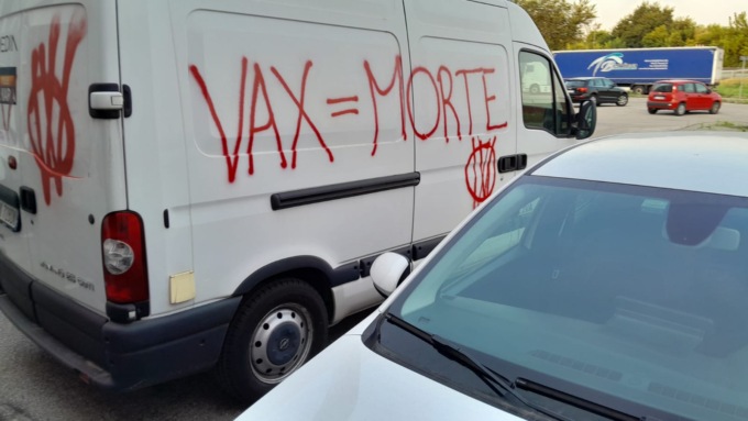 Assalto no vax alla sede di TvA e Telechiara: scritte su muri e auto contro vaccini, guerra e scie chimiche