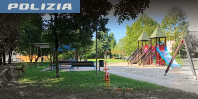 Aggredisce il custode del parco giochi, poi gli ruba il cellulare e le chiavi