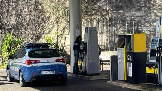 Prima lancia bottiglie contro le auto in transito, poi tenta di dare fuoco a un distributore di benzina