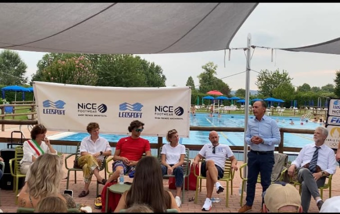 Ceccon torna trionfante a Creazzo dopo l’oro alle Olimpiadi: la festa nella piscina dove tutto è iniziato