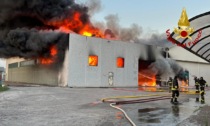 Monticello Conte Otto, allarme rientrato dopo uno spaventoso incendio in un'azienda chimica