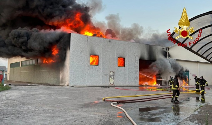 Monticello Conte Otto, allarme rientrato dopo uno spaventoso incendio in un’azienda chimica