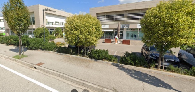 Maxi rissa davanti al Madlèn. La titolare: “Anche la nostra sicurezza ha preferito non intromettersi”