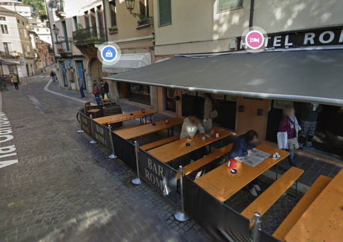 I proprietari si rifiutano di dargli da bere e lui, ubriaco, li aggredisce