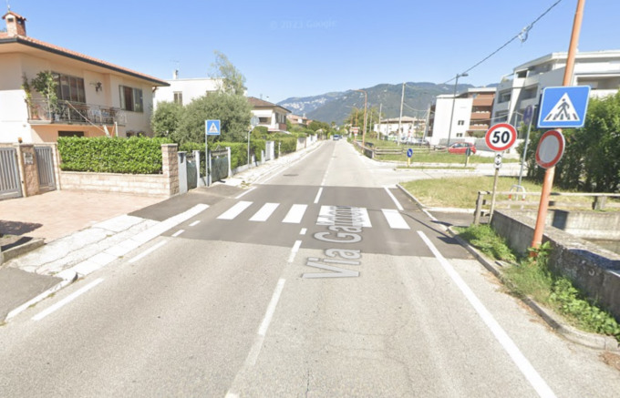 Fermato dalla Polizia, cerca di disfarsi della droga ma viene colto sul fatto