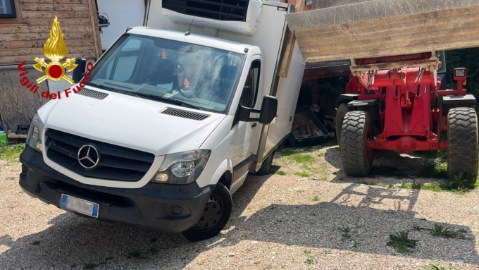 Fa una manovra sbagliata e rischia di ribaltarsi con il furgone, salvato con una ruspa